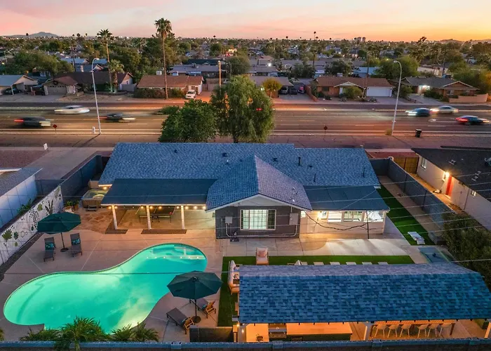 Backyard Oasis Pool Hot Tub Games & Holiday home *