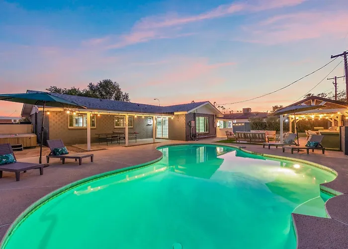 Backyard Oasis Pool Hot Tub Games & Holiday home Scottsdale