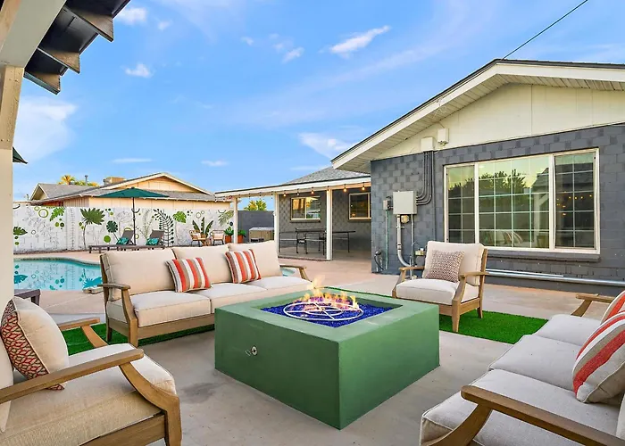 Backyard Oasis Pool Hot Tub Games & Holiday home