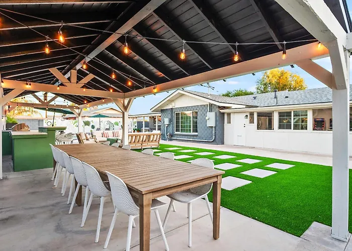 Backyard Oasis Pool Hot Tub Games & Holiday home *