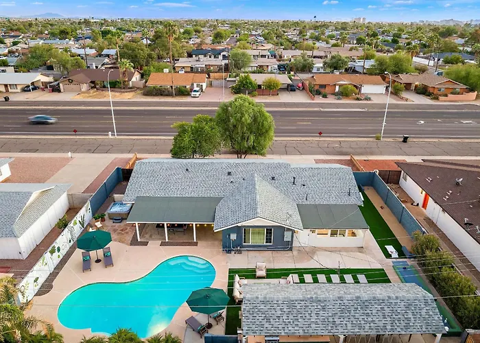 Backyard Oasis Pool Hot Tub Games & Holiday home Scottsdale