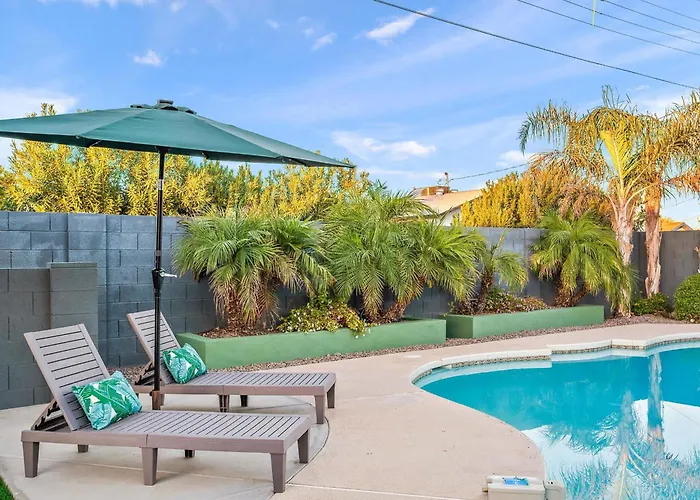 Backyard Oasis Pool Hot Tub Games & Holiday home Scottsdale