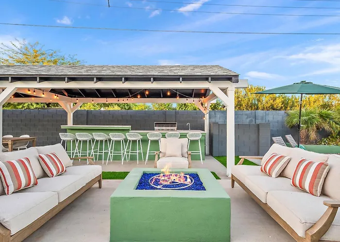 Backyard Oasis Pool Hot Tub Games & Holiday home Scottsdale